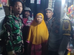 Sumbawa Barat – Aksi penodongan disertai ancaman dialami seorang warga Dusun Mekar Sari, Desa Manemeng, Kecamatan Taliwang, Kabupaten Sumbawa Barat, pada Kamis (22/1/2026) dini hari. Menindaklanjuti laporan warga, anggota Koramil 1628-01/Taliwang, Babinsa Desa Manemeng Serda Muliadi, bergerak cepat mendatangi rumah korban atas nama Marlina sekitar pukul 01.46 Wita. Peristiwa penodongan tersebut diketahui terjadi sekitar pukul 24.00 Wita di Dusun Mekar Sari RT 09 RW 03 Desa Manemeng.   Berdasarkan keterangan korban, pelaku berjumlah dua orang tidak dikenal dengan menggunakan cadar dan helm. Modus yang digunakan pelaku yakni berpura-pura ingin membeli bensin dengan cara mengetuk pintu rumah korban. Saat pintu dibuka, pelaku langsung menodongkan senjata tajam jenis parang ke leher korban dan mengancam agar menyerahkan barang berharga. Karena merasa terancam dan ketakutan, korban akhirnya menyerahkan uang tunai sebesar kurang lebih Rp 23.500.000,- (dua puluh tiga juta lima ratus ribu rupiah). Usai melancarkan aksinya, kedua pelaku langsung melarikan diri menggunakan sepeda motor.   Selanjutnya, Babinsa bersama Bhabinkamtibmas dan Kepala Desa Manemeng memberikan pendampingan serta mengarahkan korban untuk segera melaporkan kejadian tersebut ke pihak kepolisian, baik Polsek maupun Polres, guna proses hukum lebih lanjut. Kehadiran Babinsa di tengah masyarakat diharapkan dapat memberikan rasa aman serta memastikan setiap permasalahan keamanan warga dapat ditangani secara cepat dan tepat.