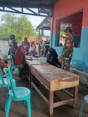 Babinsa Desa Maluk Dampingi Pelayanan Posyandu Batu Hijau 02 di Dusun Maluk Loka.