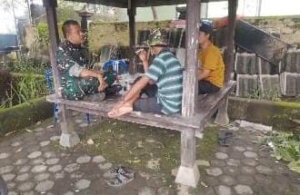 Babinsa Mamben Baru Komsos dengan Warga, Dorong Keamanan dan Kebersihan Lingkungan