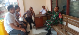 Babinsa Kelurahan Seririt Bersama Bhabinkamtibmas Laksanakan Komsos untuk Jaga Kamtibmas Wilayah