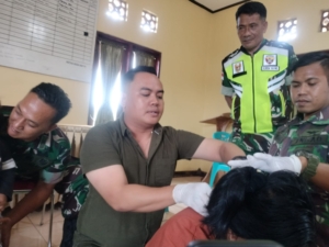 Babinsa Dampingi Pengobatan Gratis Akupuntur di Desa Lekunik