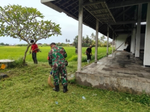 Wujud Kepedulian Lingkungan, Babinsa Belumbang Turut Kerja Bakti Pembersihan Got dan Rumput