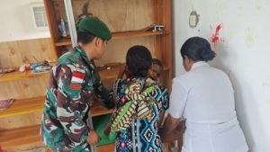 Yonarmed 12 Kostrad Gelar Posyandu dan Berbagi Bubur Bergizi di Perbatasan Belu