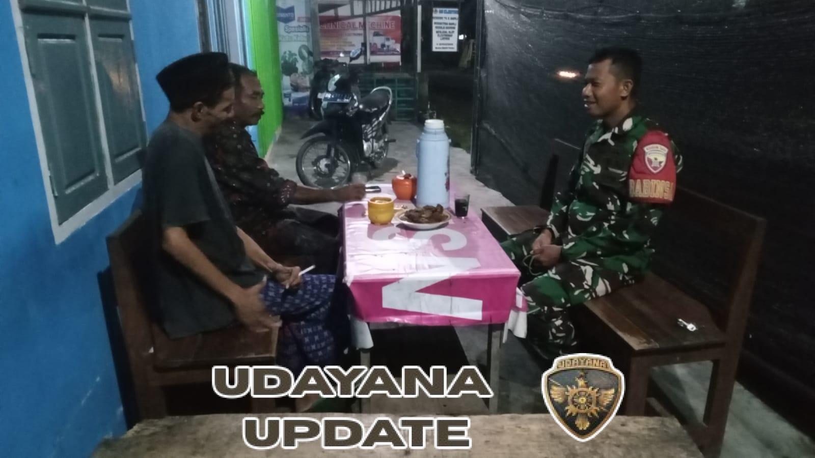 Babinsa Kalijaga Tengah Patroli Kongkow-kongkow, Pererat Silaturahmi dan Ajak Warga Jaga Iman, Kesehatan, serta Kamtibmas