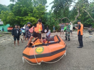 Babinsa Kabola Pantau Pencarian Warga Hanyut di Pantai Ilawei