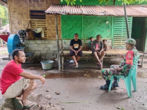 Babinsa Koramil Apui Laksanakan Komsos Bersama Warga Desa Likwatang