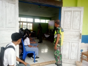 Babinsa Ba’a Pantau Sosialisasi Medsos dan Seleksi Cata–Caba TNI AD di SMAN 1 Lobalain