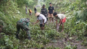 Peduli Kesehatan Lingkungan, Yonif TP 834/WM Bersihkan Saluran Air di Kota Danga