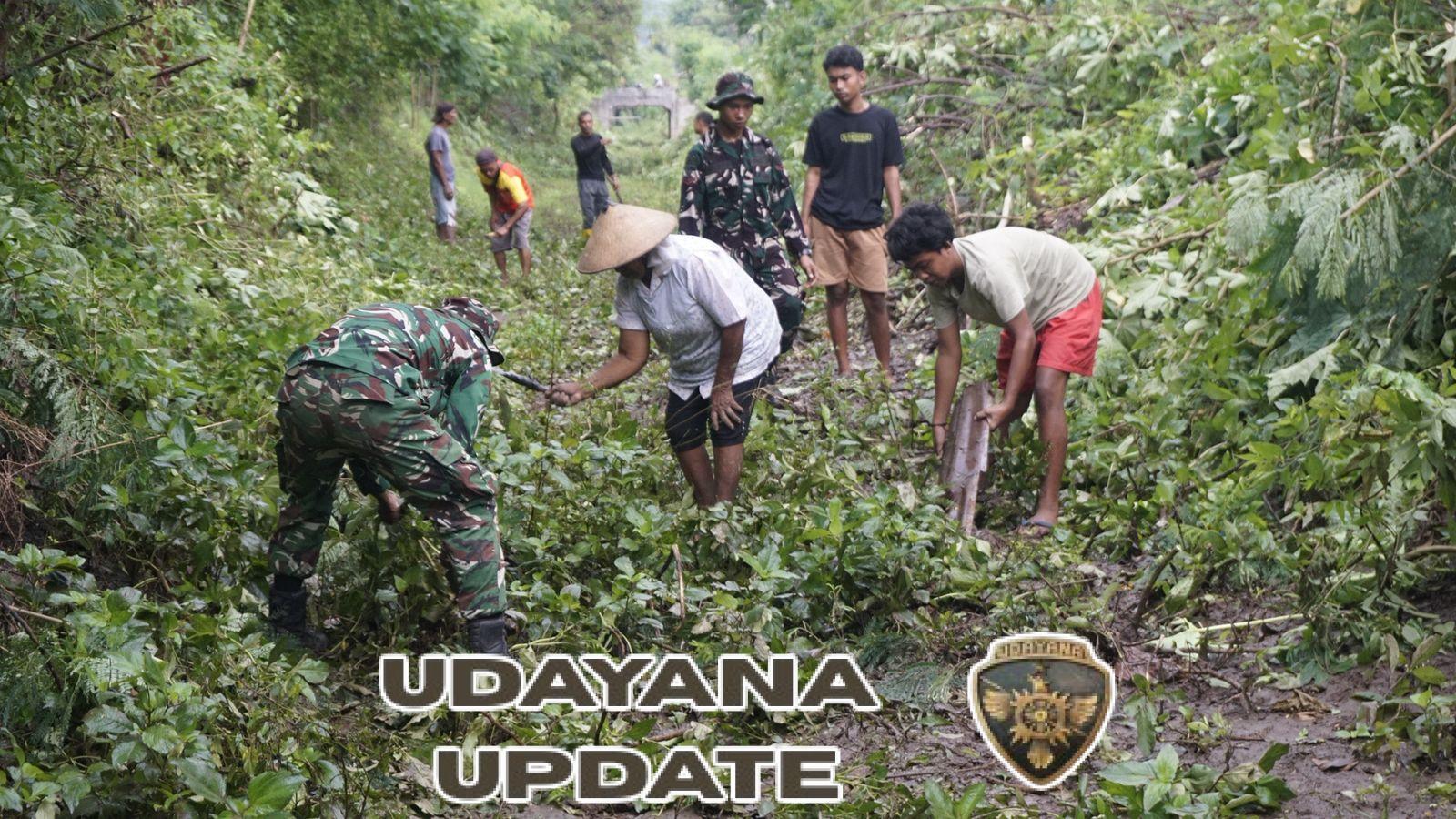 Peduli Kesehatan Lingkungan, Yonif TP 834/WM Bersihkan Saluran Air di Kota Danga