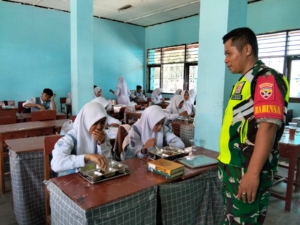 Koramil Rasanae Kodim 1608/Bima Mendampingi Pembagian 3.500 Paket Makan Bergizi Gratis di Rabangodu Utara