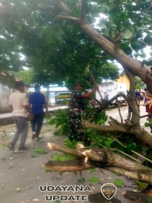 Personel TNI Tanggap, Kolaborasi dengan Masyarakat Bersihkan Jalan Terdampak Bencana