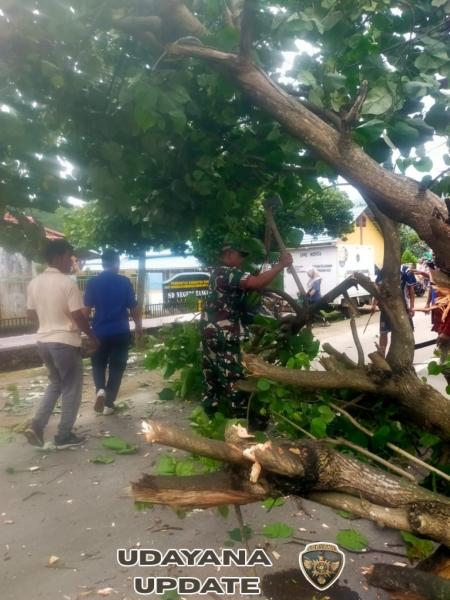 Personel TNI Tanggap, Kolaborasi dengan Masyarakat Bersihkan Jalan Terdampak Bencana