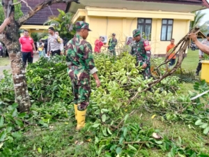 Koramil 1628-01/Taliwang Bersama Unsur Terkait Gelar Gotong Royong di Kantor Kecamatan Brang Ene