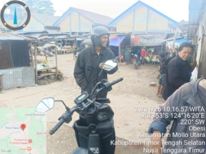 Babinsa Koramil Mollo Utara Turun ke Pasar Kapan, Imbau Warga Waspadai Cuaca Ekstrem.