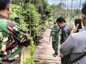 Pastikan Keamanan Warga, TNI dan PUPR Survey Jembatan Gantung di Umbu Ratu Nggay