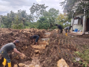 Pastikan Pekerjaan Sesuai Prosedur, Babinsa Pantau Pembangunan Gerai Koperasi