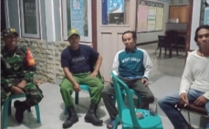 Patroli Malam Babinsa Sambelia, Perkuat Sinergi Warga Jaga Kamtibmas Labuan Pandan