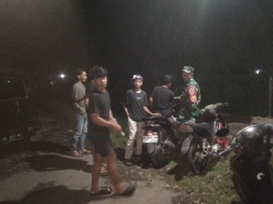 Melalui komsos, Babinsa Ajak Masyarakat amankan Wilayah Malam Hari