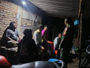 Sinergi Babinsa dan Warga, Ronda Malam Jaga Stabilitas Keamanan Desa Riwo