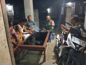 Babinsa Koramil 1614-03/Hu’u Gelar Ronda Malam, Perkuat Keamanan Wilayah Desa Jambu
