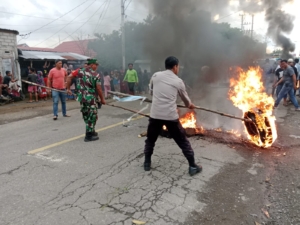 Babinsa Koramil 1614-01 Dompu Redam Aksi Pemblokiran Jalan Warga Kala Timur