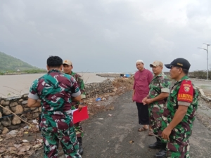 Babinsa Sertu Nufrin Dampingi Pengukuran Lokasi Pembangunan Jembatan Gantung di Dusun Lasinta