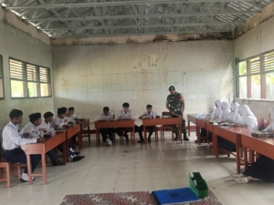 Babinsa Koramil Jereweh Dampingi Program Makan Bergizi Gratis di MTS