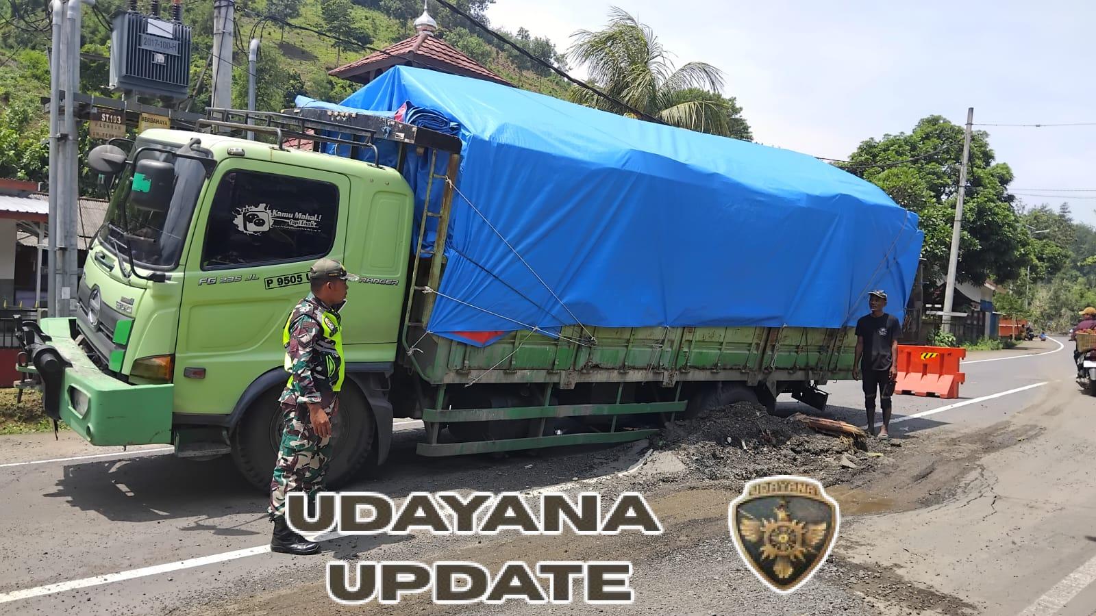 Babinsa Sigap Atasi Truk Amblas di Jalur Gilimas