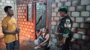 Patroli Malam Koramil 1628-02/Sekongkang, Babinsa Imbau Warga Jaga Kamtibmas