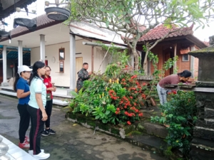 Musim Hujan Mulai Turun, Babinsa Bersama Aparat Kelurahan Di Semarapura Kaja Lakukan PSN