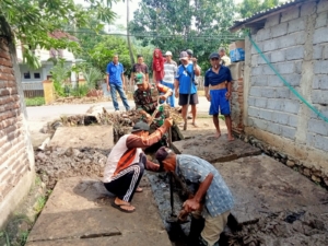 Babinsa Desa Bre Pimpin Kerja Bakti Bersihkan Saluran Pembuangan Utama