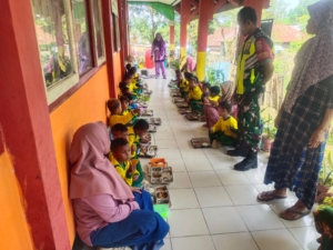 Ribuan Paket Makan Bergizi Gratis Disalurkan di Wilayah Kota Bima Oleh Babinsa