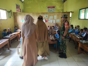 Babinsa Desa Bumi Pajo Pantau Pembagian 2.291 Paket Makan Bergizi Gratis di Donggo