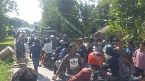 Wujud Kepedulian TNI, Babinsa Loli Gotong Royong Bersihkan Pohon Tumbang