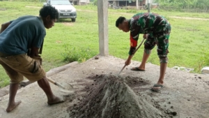 Wujud Kepedulian TNI, Babinsa Turun Langsung Bantu Pengecoran Rumah Warga