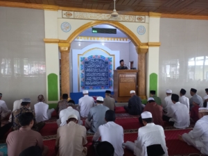 Prajurit Muda Prada Azril Jadi Motivasi Anak Muda Calabi Lewat Khotbah Jumat di Masjid Patabikul Khairat.