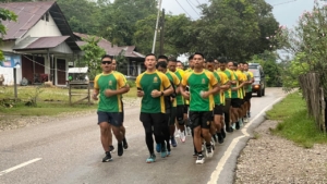 Hujan Tak Surutkan Semangat, Yonarmed 12 Kostrad Laksanakan Pembinaan Fisik Lari 5K