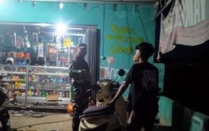 Babinsa Sambelia Patroli Malam di Senanggalih, Ajak Pemuda Jaga Kamtibmas