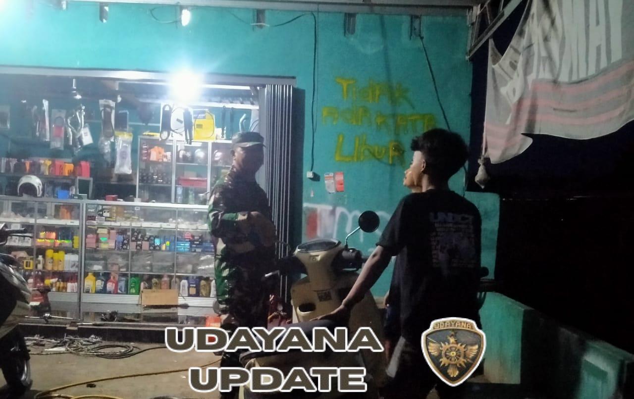 Babinsa Sambelia Patroli Malam di Senanggalih, Ajak Pemuda Jaga Kamtibmas
