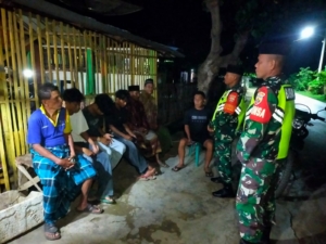 Patroli Siskamling Koramil 1608-03/Sape Tegakkan Keamanan Desa Kowo