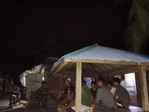 Babinsa Desa O’O Gelar Ronda Malam dan Edukasi Warga Jaga Kamtibmas