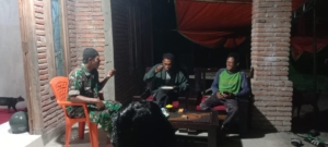 Babinsa Manggenae Bersama Karang Taruna Gelar Ronda Malam dan Edukasi Warga