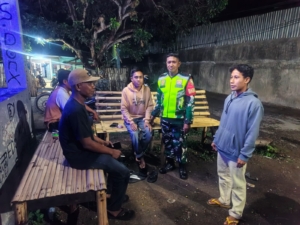 Babinsa Koramil 1608-01/Rasanae Gelar Patroli Malam dan Kongkow Bersama Warga