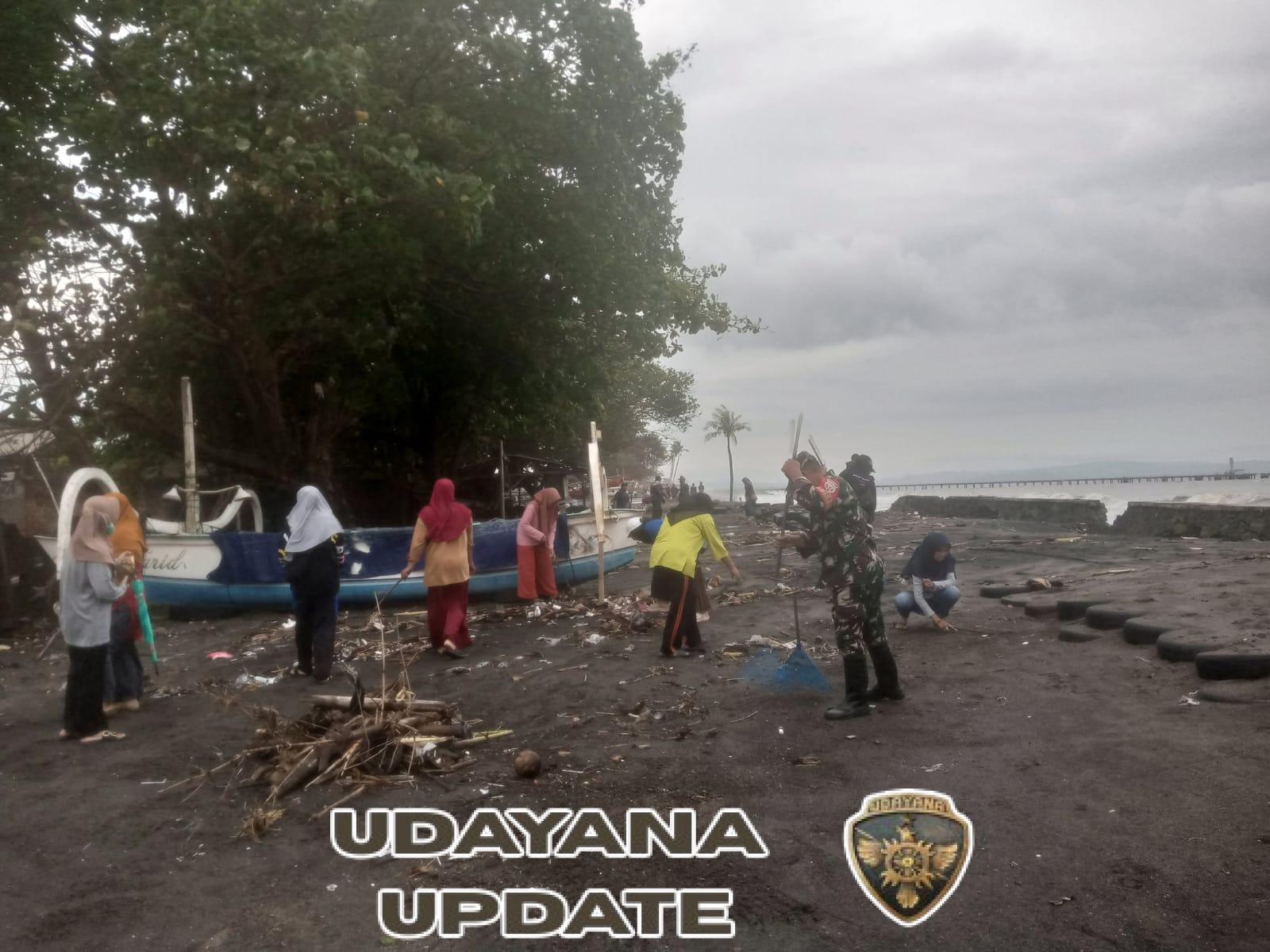 Babinsa dan Warga Ampenan Selatan Bersihkan Pantai Pascabanjir
