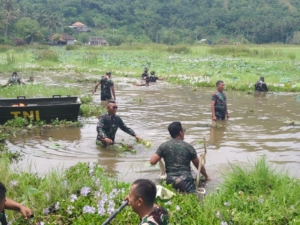Danrem 163/Wira Satya Pimpin Bakti Lingkungan Hidup Menyatu Dengan Alam Pembersihan Dan Normalisasi Danau Yehmalet