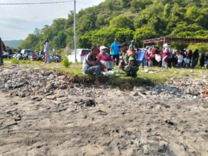 Babinsa Desa Goa Pimpin Gotong Royong Pembersihan Pantai Wisata Sawe