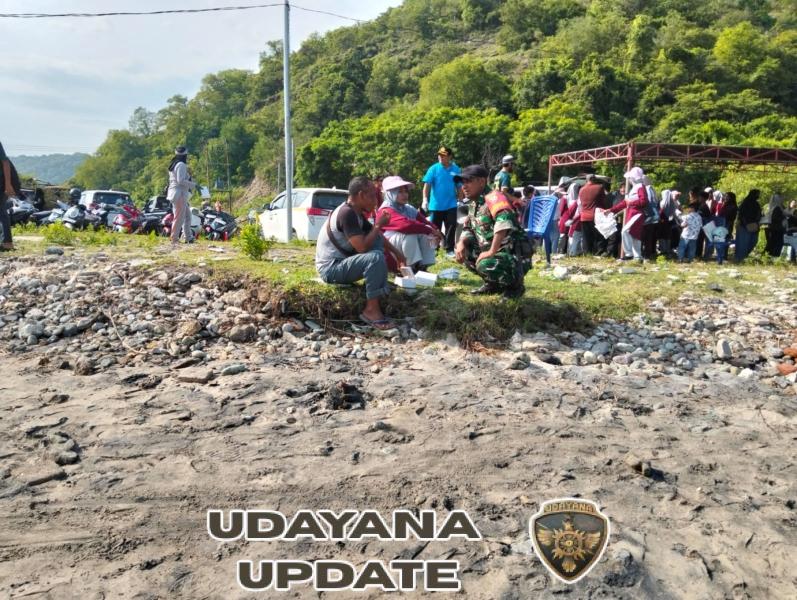 Babinsa Desa Goa Pimpin Gotong Royong Pembersihan Pantai Wisata Sawe