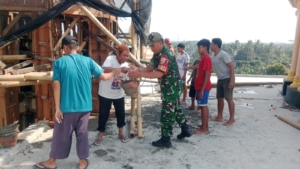 Bantu Kesulitan Masyarakat, Babinsa Semparu Hadir Gotong Royong