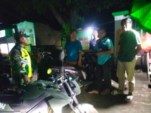 Babinsa di Desa  Patroli Bersama Warga, Himbau Pentingnya Silaturahmi dan Kehidupan Harmonis