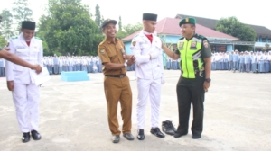 Dandim 1608/Bima  Berikan Sepatu Khusus kepada Pemimpin Upacara Siswa SMAN 1 Kota Bima